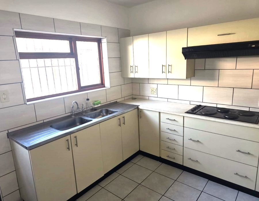 To Let 3 Bedroom Property for Rent in Esterville Western Cape
